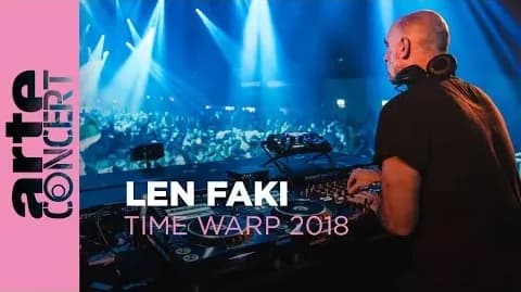 DJ Len Faki za konsoletą podczas koncertu Time Warp 2018, z logo ARTE Concert