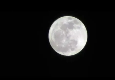 Księżyc w pełni na czarnym nocnym niebie