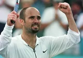 Łysy tenisista Andre Agassi świętuje wygraną na korcie z zaciśniętą pięścią